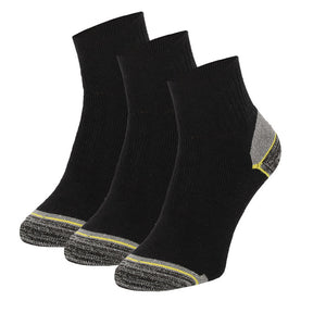 Drie paar Apollo Heren werksokken halfhoog in zwart met grijze tenen en hakken, plus een gele streep bij de teen en hiel, zijn netjes gerangschikt en overlappen elkaar. Dit is een 3-pack werksokken van hoge kwaliteit.