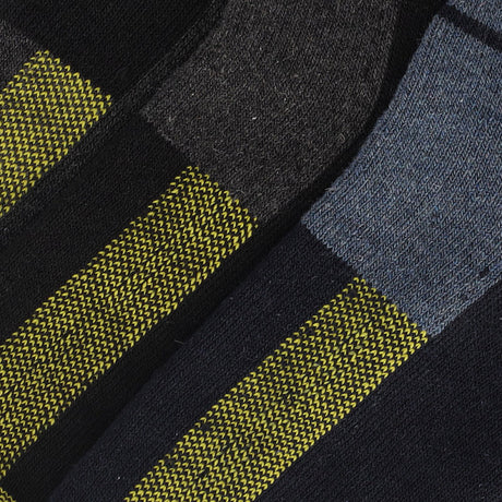 Close-up van Apollo Heren Thermo werksokken 3-Pack in zwart, grijs en blauw met gele zigzagpatronen. De sokken worden naast elkaar getoond om de contrasterende kleuren en de structuur van de gerecyclede wolblend stof te laten zien.