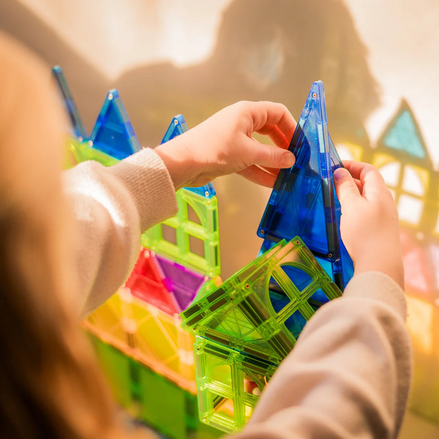 Close-up van magnetische tegels in verschillende vormen en kleuren uit Gladi set