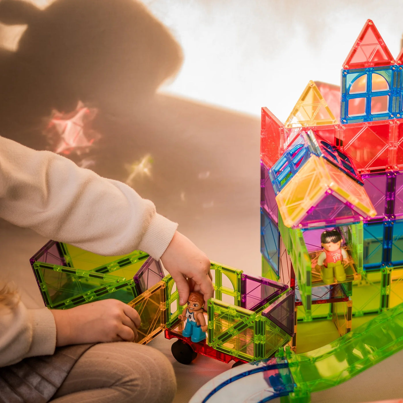 Kind bouwt 3D constructie met Gladi Magnetic Tiles 100 delig