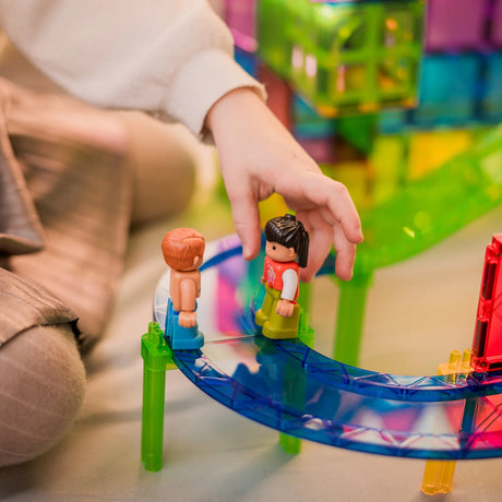 Close-up van 4 kleurrijke magnetische poppetjes compatibel met Gladi Magnetic Tiles