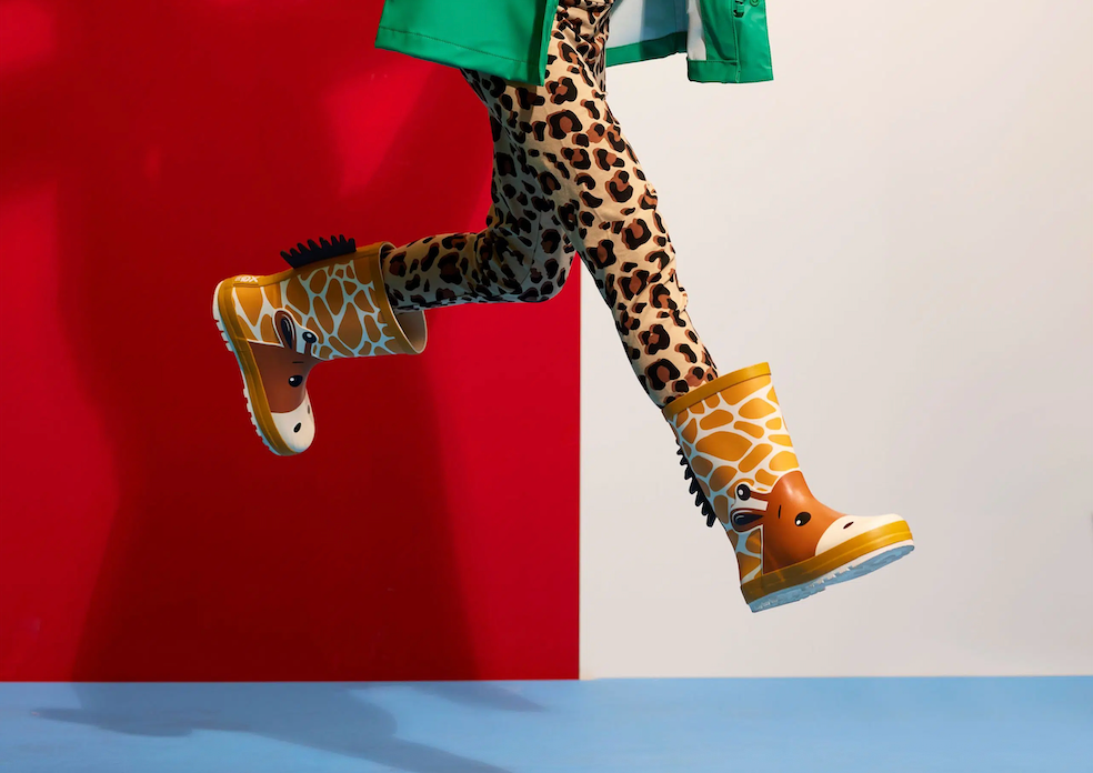 Kind draagt XQ rubber regenlaarzen Giraf