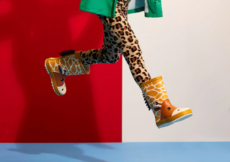 Kind draagt XQ rubber regenlaarzen Giraf