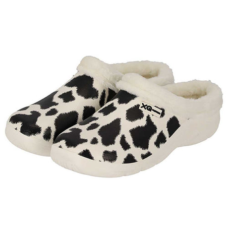 De XQ Tuinklompen Dames hebben een zwart-witte koeienprint en pluizige warme voering rond de opening, voor extra comfort.