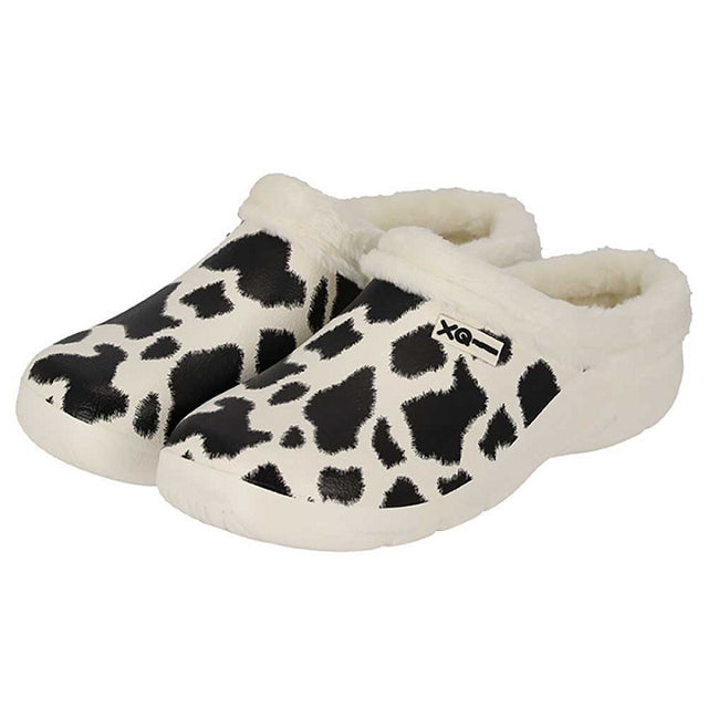De XQ Tuinklompen Dames hebben een zwart-witte koeienprint en pluizige warme voering rond de opening, voor extra comfort.