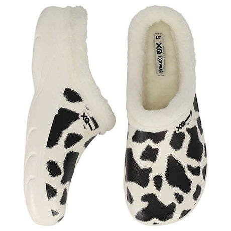 De XQ Tuinklompen Dames - Met Bontje & Koeienprint zijn zwart-witte klompen met koeienprint en een warme witte voering, afgebeeld van opzij en van boven. Deze gevoerde damesklompen bieden extra comfort dankzij de zachte, warme voering.