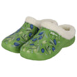 De XQ Tuinklompen Dames - Met Bontje & Olijvenprint zijn groene slippers met een warme witte fluffy voering, versierd met olijf- en olijfbladprints en voorzien van het XQ Footwear-label aan de zijkant.