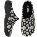 De XQ Tuinklompen Dames met Margrietjesprint zijn zwarte slip-on tuinklompen met een witte en gele margrietjesprint, van opzij en van boven gezien. Ze zijn gemaakt van lichtgewicht EVA-kunststof, waterafstotend en hebben een zwarte binnenkant en zool, FOOT WEAR aan de binnenkant.