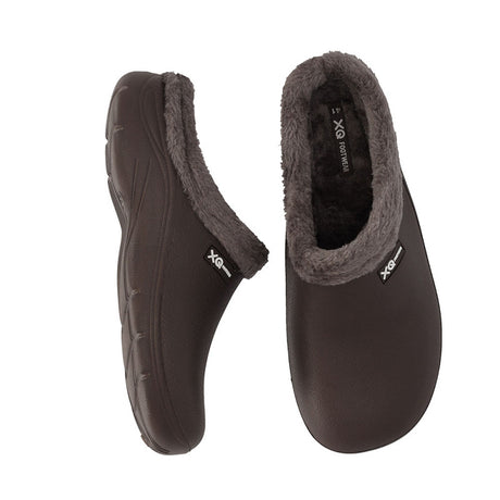 Een paar XQ Tuinklompen Heren Met Bontje Bruin - Instapmodel & Lichtgewicht met donkergrijze imitatiebont voering en klein "XQ" label. De linker klomp is van opzij te zien, de rechter van boven.