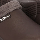 Close-up van XQ Tuinklompen Heren Met Bontje Bruin - Instapmodel & Lichtgewicht, met bruine structuurklompen met grijze voering van imitatiebont, een zwart-wit zijlabel en een stijlvol golvend zoolpatroon voor comfort.