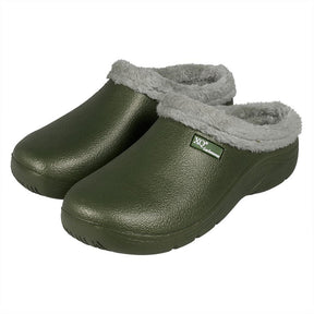Een paar XQ Tuinklompen Heren Met Bontje Zwart - instapmodel, lichtgewicht tuinklompen met structuur oppervlak en lichtgrijze faux fur voering bij de opening, getoond op een witte achtergrond.
