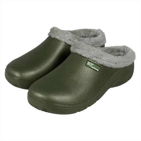 Een paar XQ Tuinklompen Heren Met Bontje Zwart - instapmodel, lichtgewicht tuinklompen met structuur oppervlak en lichtgrijze faux fur voering bij de opening, getoond op een witte achtergrond.