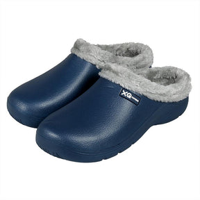 Een paar XQ Tuinklompen Heren Met Bontje Zwart, instapmodel en lichtgewicht, met grijs rondom de opening en een XQ Footwear label opzij, afgebeeld tegen een witte achtergrond.