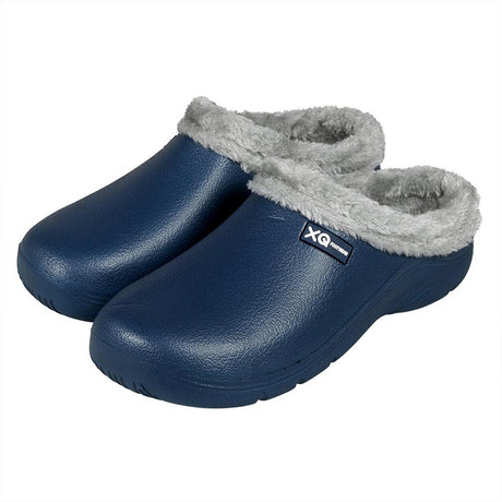 Een paar XQ Tuinklompen Heren Met Bontje Zwart, instapmodel en lichtgewicht, met grijs rondom de opening en een XQ Footwear label opzij, afgebeeld tegen een witte achtergrond.
