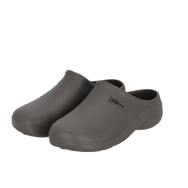 De XQ Tuinklompen Heren Grijs - Instapmodel & Lichtgewicht zijn donkergrijze slip-ons met gesloten teen, getextureerde zolen en een logo aan de bovenkant. Dit waterafstotende instapmodel is ideaal voor dagelijks buitengebruik.