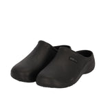 De XQ Tuinklompen Heren Zwart zijn lichtgewicht, waterafstotende zwarte klompen gemaakt van EVA-kunststof. Dit slip-on model heeft gesloten tenen, iets verhoogde hakken, een eenvoudig ontwerp en een klein label aan de zijkant.