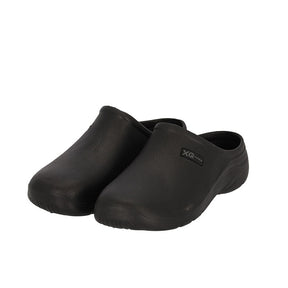 De XQ Tuinklompen Heren Zwart zijn lichtgewicht, waterafstotende zwarte klompen gemaakt van EVA-kunststof. Dit slip-on model heeft gesloten tenen, iets verhoogde hakken, een eenvoudig ontwerp en een klein label aan de zijkant.