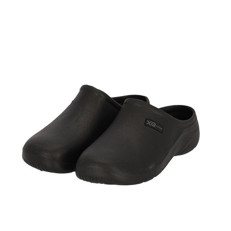 De XQ Tuinklompen Heren Zwart zijn lichtgewicht, waterafstotende zwarte klompen gemaakt van EVA-kunststof. Dit slip-on model heeft gesloten tenen, iets verhoogde hakken, een eenvoudig ontwerp en een klein label aan de zijkant.