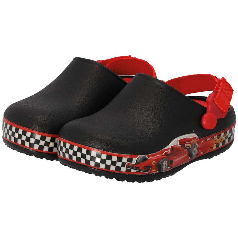 De XQ Tuinklompen Jongens met LED-lampjes en Formule 1 opdruk zijn perfect voor kleine racefans, met rode bandjes, een geruite streep en afbeeldingen van raceauto's - ideaal voor tuinklompen kinderen.