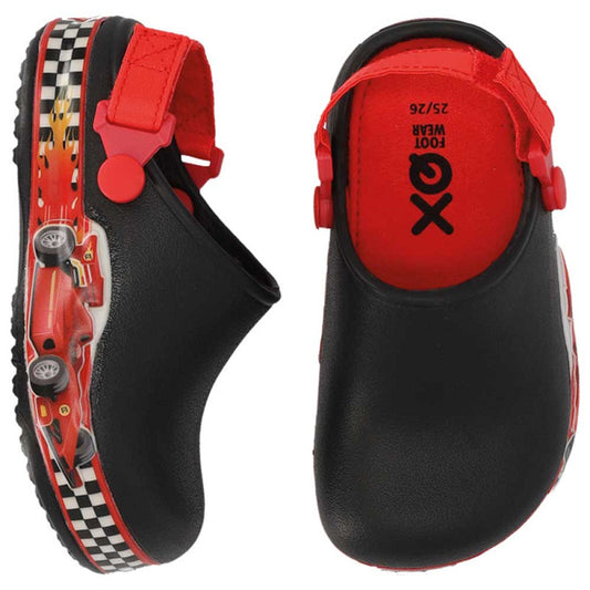 Een paar zwarte XQ Tuinklompen Jongens met LED lampjes, rode bandjes, geruite zolen en een Formule 1 print met een rode raceauto en race details. Zowel van boven als van opzij te zien.