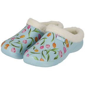 De XQ Tuinklompen Dames - Met Bontje & Tulpenprint zijn lichtblauwe damesklompen met een zachte voering van imitatiebont en een kleurrijk tulpenpatroon in roze, oranje en geel.