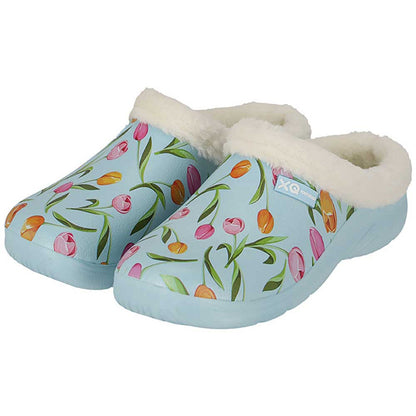 De XQ Tuinklompen Dames - Met Bontje & Tulpenprint zijn lichtblauwe damesklompen met een zachte voering van imitatiebont en een kleurrijk tulpenpatroon in roze, oranje en geel.