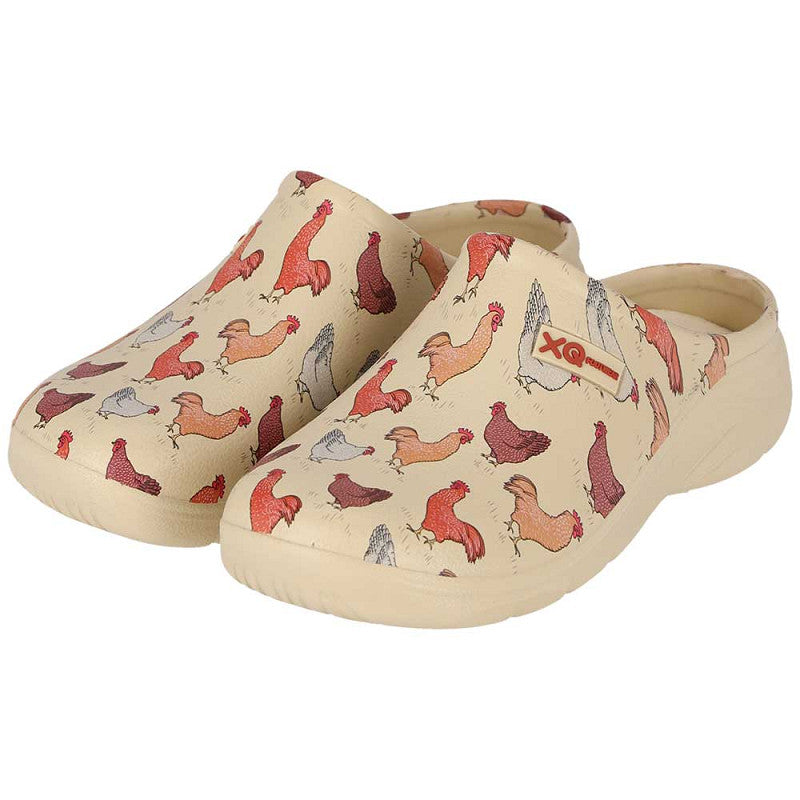 De XQ Tuinklompen Dames met Dierenprint - Kippen zijn beige tuinklompen van XQ Footwear met een kleurrijk kippenpatroon in rood, oranje en grijs. Het XO merklabel zit aan de zijkant.