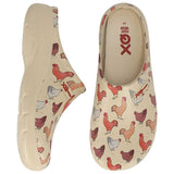 Een paar beige XQ Tuinklompen Dames met Dierenprint - Kippen, met een kleurrijke print van rode, bruine en grijze kippen, in zij- en bovenaanzicht; het XQ Footwear-logo staat aan de binnenkant van de rechterschoen.