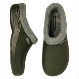 Een paar XQ Tuinklompen Heren Met Bontje Olijfgroen instapmodel, lichtgewicht slip-on klompen met grijze voering van imitatiebont, getoond in zij- en bovenaanzicht op een witte achtergrond; ideaal als heren tuinschoenen.