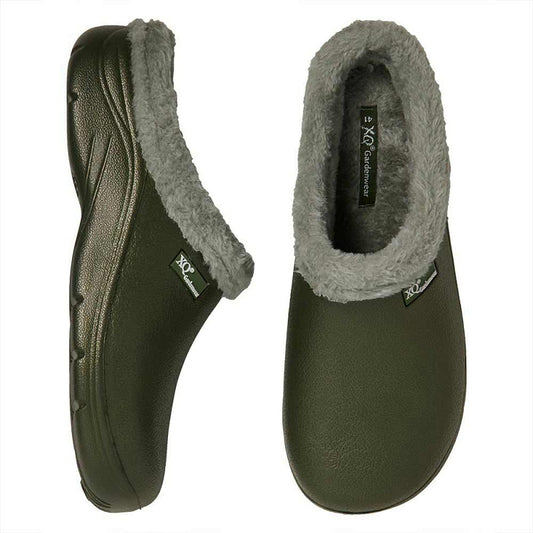 Een paar XQ Tuinklompen Heren Met Bontje Olijfgroen instapmodel, lichtgewicht slip-on klompen met grijze voering van imitatiebont, getoond in zij- en bovenaanzicht op een witte achtergrond; ideaal als heren tuinschoenen.
