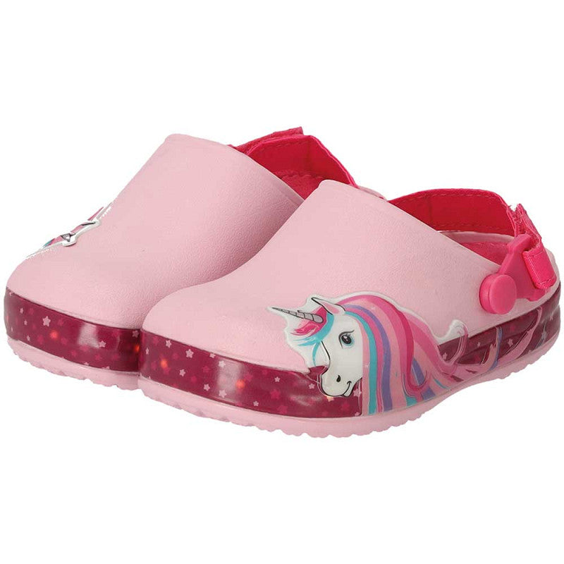 De XQ Tuinklompen Meisjes - Met Ledlicht & Unicornprint hebben een eenhoornprint met regenboogmanen, doorschijnende roze zolen met sterrenpatroon, verstelbare hielbandjes en LED-lampjes die oplichten bij elke stap.