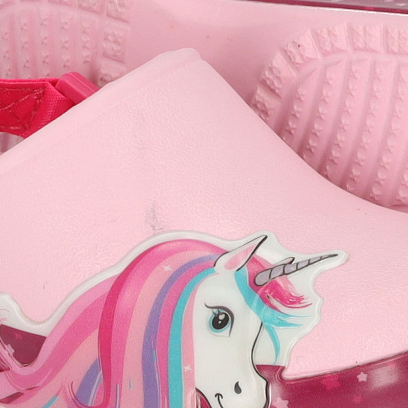 Close-up van XQ Tuinklompen Meisjes sandaal met LED-lampjes, voorzien van een roze band, zool met textuur en speelse eenhoornprint met een kleurrijke manen en zilveren hoorn.