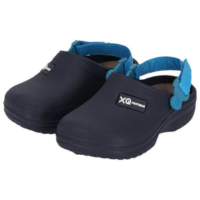 Een paar XQ Tuinklompen Kinderen Met Klittenband - Aqua, met blauwe verstelbare hielbandjes en het XQ Footwear logo, gemaakt van lichtgewicht EVA en waterafstotend materiaal, tegen een witte achtergrond.