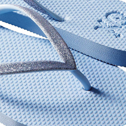 Detail van de glitterbandjes op de lichtblauwe XQ dames slippers
