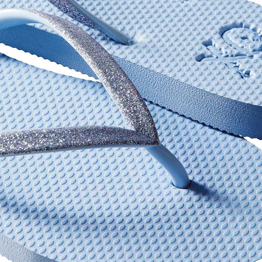 Detail van de glitterbandjes op de lichtblauwe XQ dames slippers
