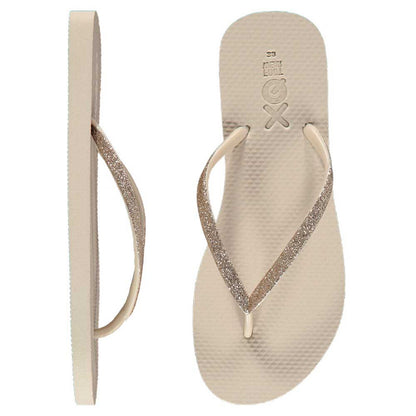 Detail van de glitterbandjes op de zandkleurige XQ dames slippers