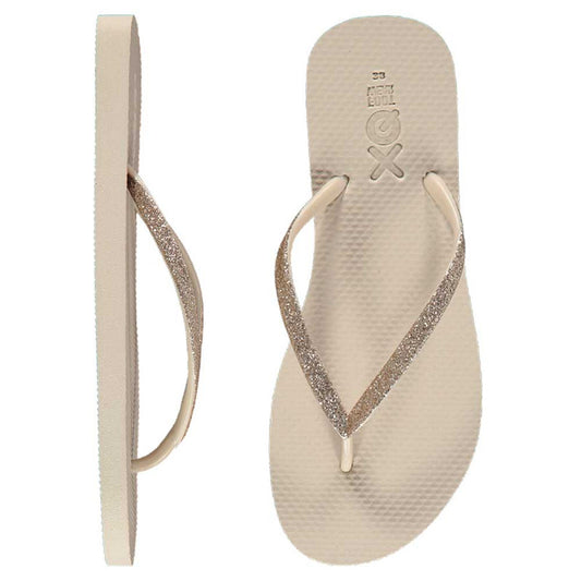 Detail van de glitterbandjes op de zandkleurige XQ dames slippers