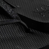 Vrouw draagt XQ dames slippers met zwarte glitterbandjes op een terras
