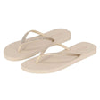Een paar XQ Dames Slippers - Glitterbandjes Zand, met getextureerde zolen en glitterende, lichtgekleurde bandjes in zandkleur, staan naast elkaar op een witte achtergrond.