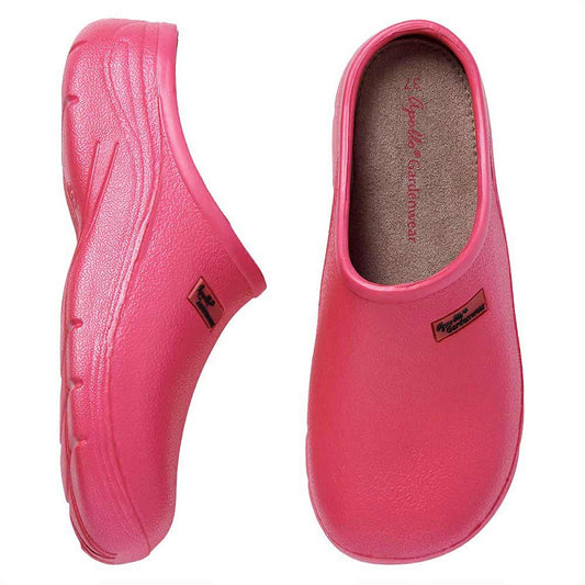 Een paar XQ Tuinklompen Dames Donker Roze - Instapmodel & Lichtgewicht, getoond vanaf de zijkant en bovenkant, met getextureerde zolen en een klein zwart en bruin rechthoekig logo op de bovenkant.