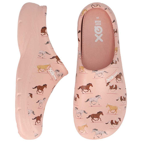 Met Dierenprint - Paarden: roze slip-on tuinklompen met een rennende paarden dierenprint in verschillende kleuren, te zien vanaf de zijkant en bovenkant. Deze waterafstotende schoenen hebben een ronde neus en FOOT WEAR xox-logo op de binnenzool.