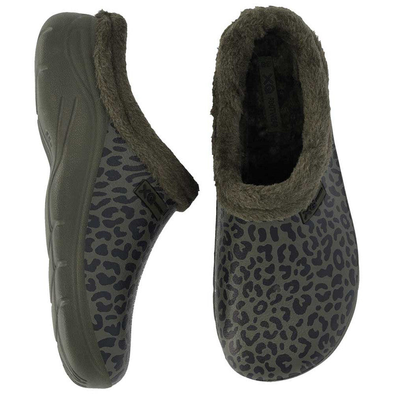Een paar XQ Tuinklompen Dames Met Bontje - Luipaardprint Camouflagegroen, waterafstotend gevoerde tuinklompen met warme bontvoering; één getoond van opzij, de andere van boven.