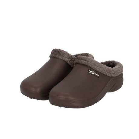 Een paar bruine XQ Tuinklompen Heren Met Bontje-instapmodel, lichtgewicht klompen met pluche donkergrijze voering, klein logolabel aan de zijkant en getextureerde zolen voor comfort en warmte.