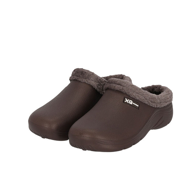 Een paar bruine XQ Tuinklompen Heren Met Bontje-instapmodel, lichtgewicht klompen met pluche donkergrijze voering, klein logolabel aan de zijkant en getextureerde zolen voor comfort en warmte.
