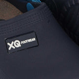 Close-up van een navy XQ Tuinklompen Kinderen slip-on met lichtgewicht EVA en getextureerde afwerking. Het zwart-witte XQ FOOTWEAR-label is zichtbaar, met een ander paar van deze waterafstotende klompen op de achtergrond.