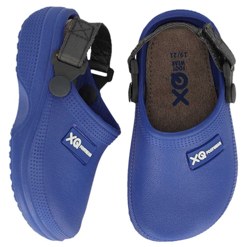 De XQ Tuinklompen Kinderen - Met Klittenband Blauw zijn blauwe, waterafstotende lichtgewicht EVA klompen met klittenband verstelbare hielband, structuurzolen, XQ logo, FOOTWEAR tekst op de zijkant en bedrukte binnenzolen.