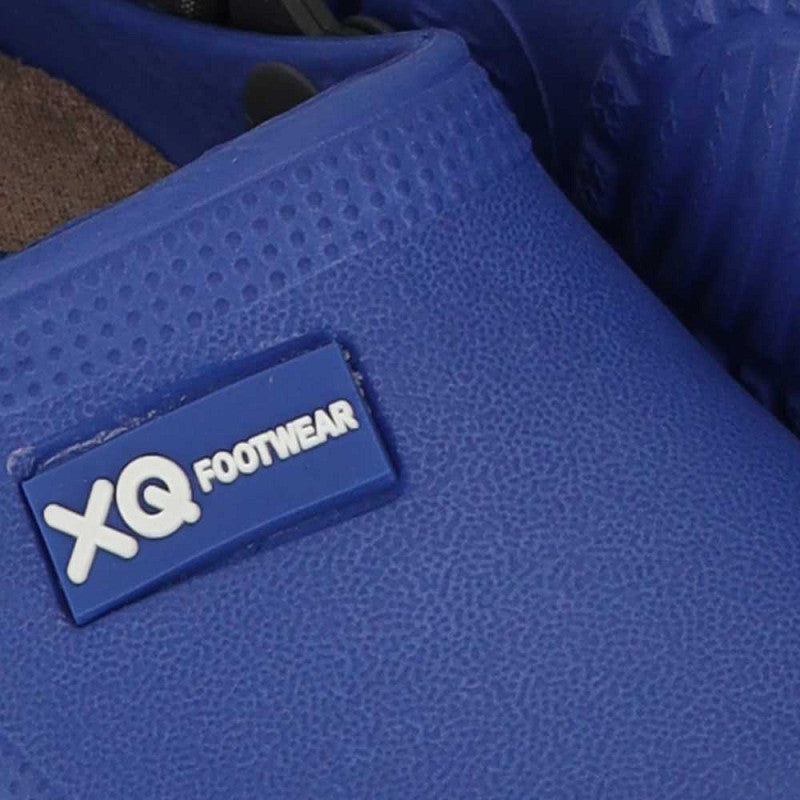 Een close-up van de XQ Tuinklompen Kinderen - Met Klittenband Blauw, een blauwe, waterafstotende en lichtgewicht EVA schoen met een getextureerd oppervlak en rechthoekig label 'XQ FOOTWEAR'. Perfect voor kinderen in de tuin.