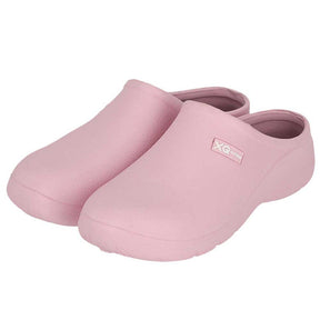 De XQ Tuinklompen Dames Navy zijn lichtgewicht instapklompen met gesloten teen en hiel, voorzien van een klein rechthoekig logo. Perfecte dames tuinklompen voor dagelijks comfort in de tuin.