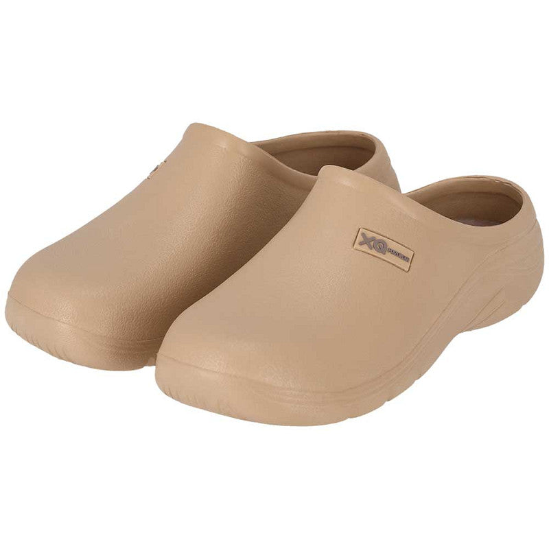 Een paar XQ Tuinklompen Dames Navy, lichtgewicht slip-on tuinklompen voor dames met een gesloten teen, open hiel en een klein rechthoekig logo op de zijkant.