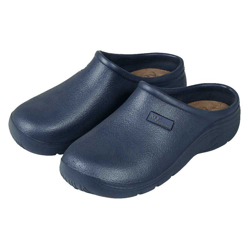 De XQ Tuinklompen Dames Navy zijn lichtgewicht slip-on tuinklompen in donkerblauw, met een gesloten teen, open achterkant, afwerking met textuur en een klein logolabel aan de zijkant.
